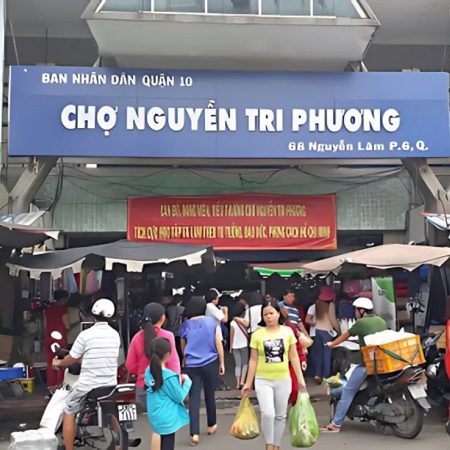 Chợ đồ cũ Nguyễn Tri Phương tấp nập người mua bán