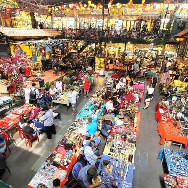 Mua bán tấp nập tại khu chợ đồ cũ TP.HCM