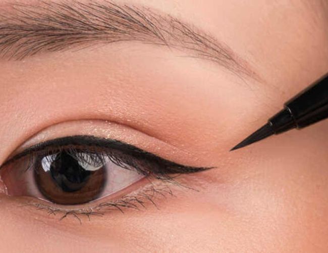 Kẻ mắt hình bán nguyệt