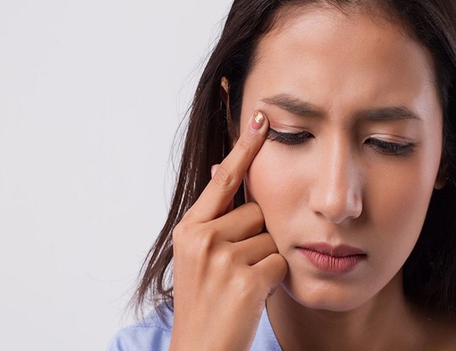 Mắt phải giật là hên hay xui