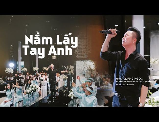 Nắm lấy tay anh