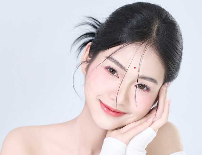 Nốt ruồi son ở trán